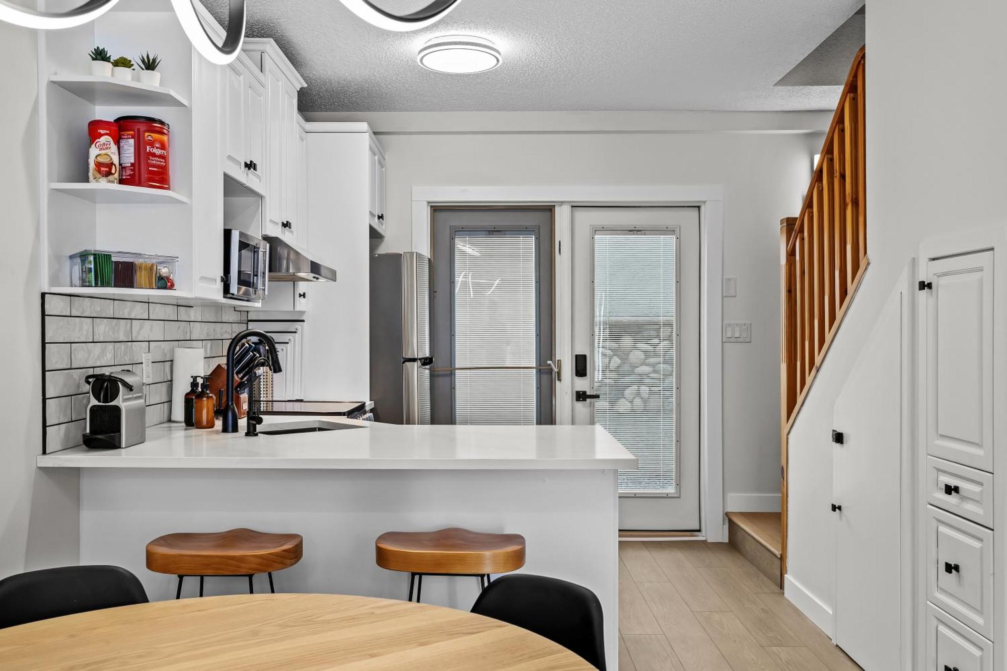 2br 2ba Harvie Heights Townhouse Retreat With Views *